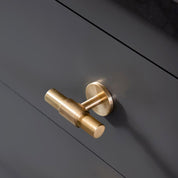 SIGNATURE 30 T-bar handle 60 mm in Brushed Brass/Brushed Brass. Luxury kitchen hardware made of solid brass by BRANDT Collective. 