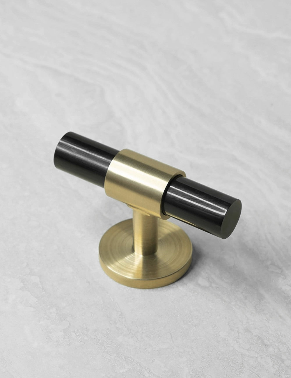 SIGNATURE-30-T-bar-060mm-Brushed-Brass-Black-Horn_2_1000x1300_89a28811-abe9-4672-8875-6fffe5ddf142