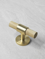 SIGNATURE 30 T-bar 60 mm in Brushed Brass/Oak. Luxury kitchen hardware made of solid brass by BRANDT Collective. 