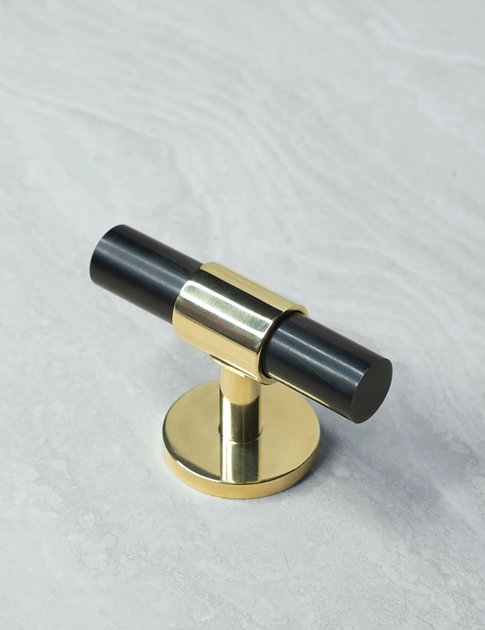 SIGNATURE T-bar 60 mm - Polished Brass/Black Horn