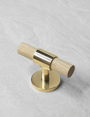 SIGNATURE 30 T-bar 60 mm in Polished Brass/Oak. Luxury kitchen hardware made of solid brass by BRANDT Collective.