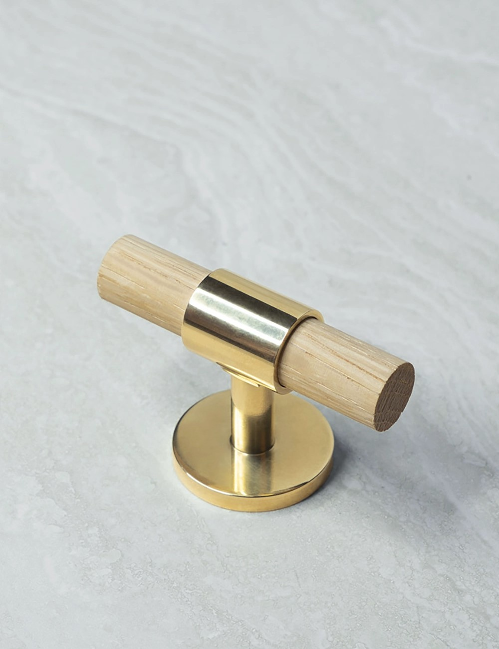 SIGNATURE-30-T-bar-handle-060mm-Polished-Brass-Oak_1_copy.png