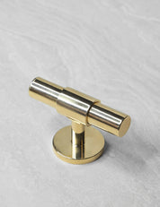 SIGNATURE 30 T-bar 60 mm in Polished Brass/Polished Brass. Luxury kitchen hardware made of solid brass by BRANDT Collective.