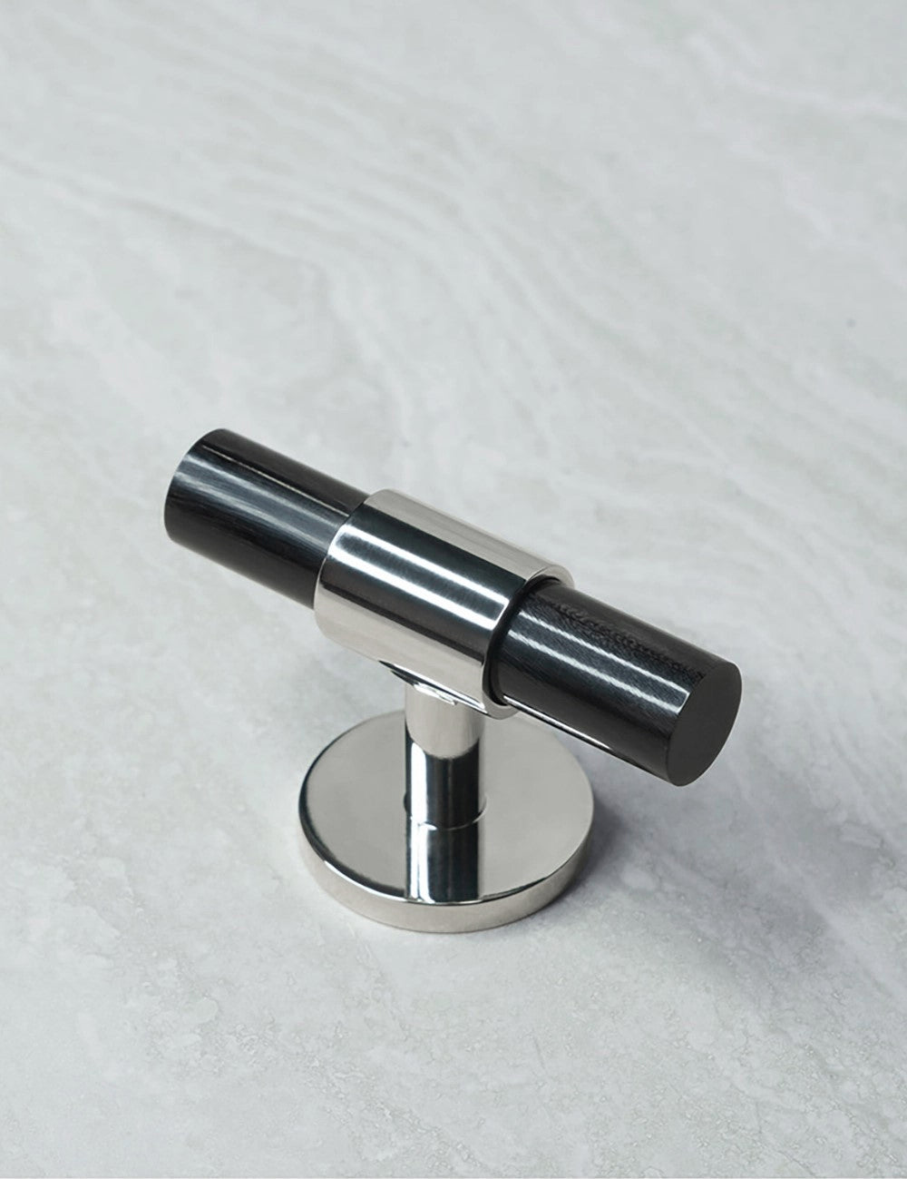 SIGNATURE 30 T-bar 60 mm in Polished Nickel/Black Horn. Luxury kitchen hardware made of solid brass by BRANDT Collective.