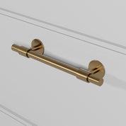 SIGNATURE 30 Pull bar handle 188 mm in Brushed Brass/Brushed Brass. Luxury kitchen hardware made of solid brass by BRANDT Collective.