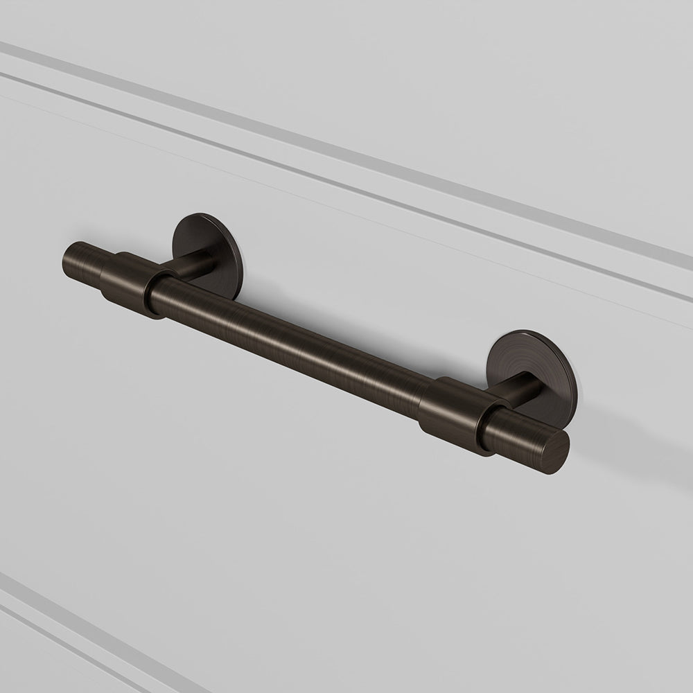 SIGNATURE 30 Pull bar handle 188 mm in Burnished Brass/Burnished Brass. Luxury kitchen hardware made of solid brass by BRANDT Collective.