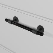 SIGNATURE 30 Pull bar handle 188 mm in Nearly Black/Black Horn. Luxury kitchen hardware made of solid brass by BRANDT Collective.