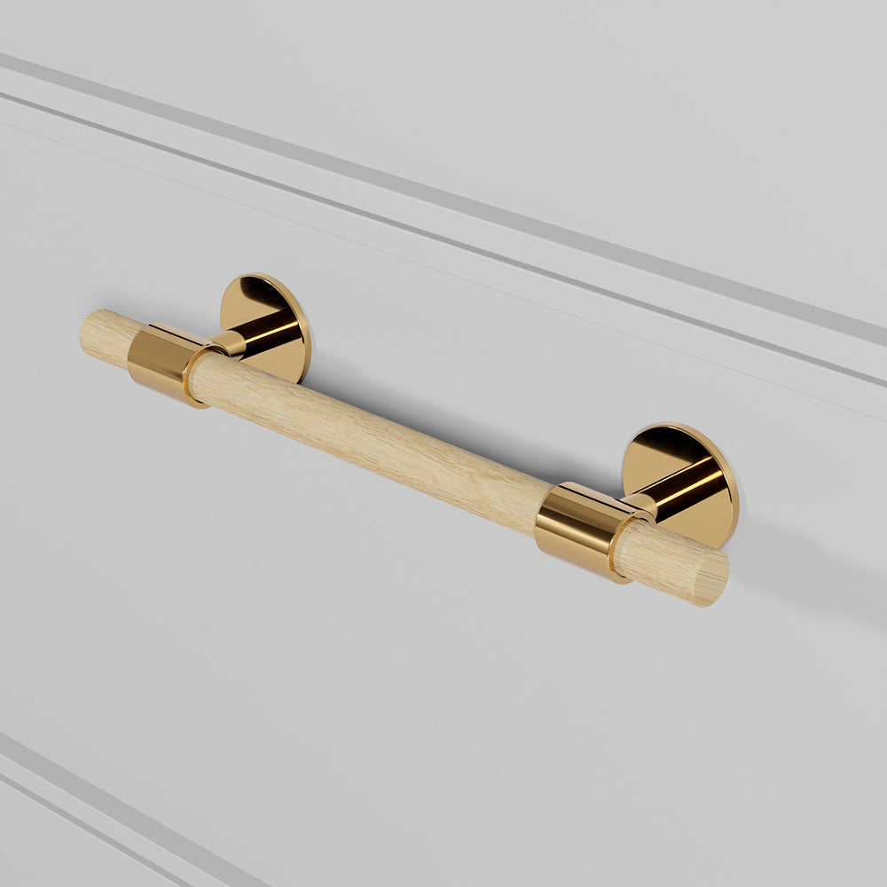 SIGNATURE 30 Pull bar handle 188 mm in Polished Brass/Oak. Luxury kitchen hardware made of solid brass by BRANDT Collective.