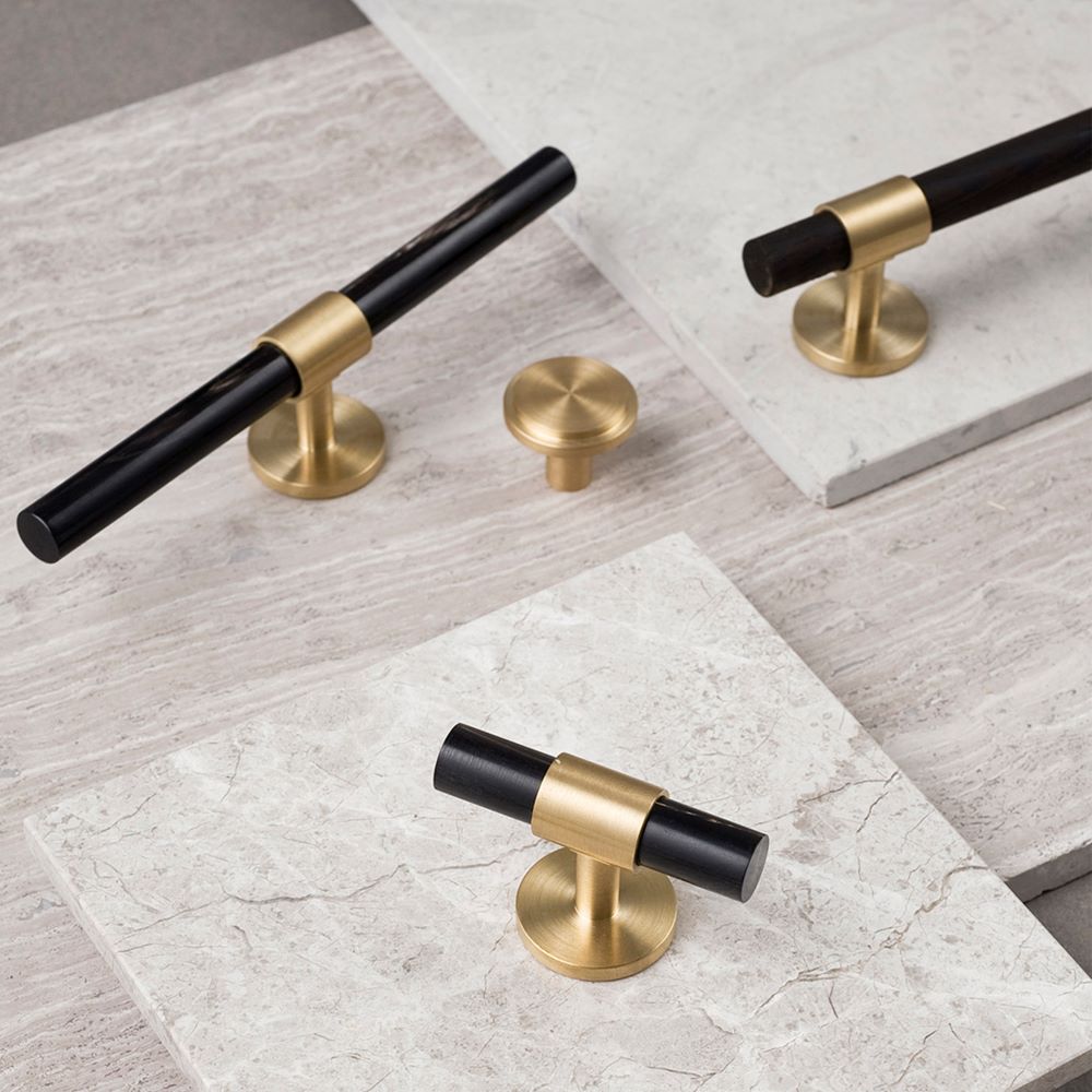 SIGNATURE 30 Pull bar handle 188 mm in Brushed Brass/Black Horn. Luxury cabinet hardware made of solid brass by BRANDT Collective.