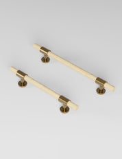 SIGNATURE slim pull bar handle 150 mm in Satin Brass/Oak. Luxury cabinet hardware made of solid brass by BRANDT Collective. 