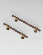 SIGNATURE slim pull bar handle 150 mm in Satin Brass/Wenge. Luxury cabinet hardware made of solid brass by BRANDT Collective. 