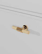 REFINED T-bar 54 mm in Polished Brass/Oak. Modern kitchen hardware made of solid brass by BRANDT Collective.