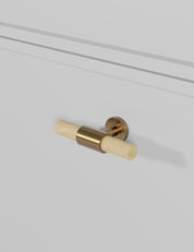 SIGNATURE slim T-bar 54 mm in Brushed Brass/Oak. Modern kitchen hardware made of solid brass by BRANDT Collective.