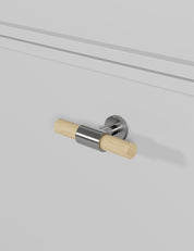 SIGNATURE slim T-bar 54 mm in Brushed Nickel/Oak. Modern kitchen hardware made of solid brass by BRANDT Collective.