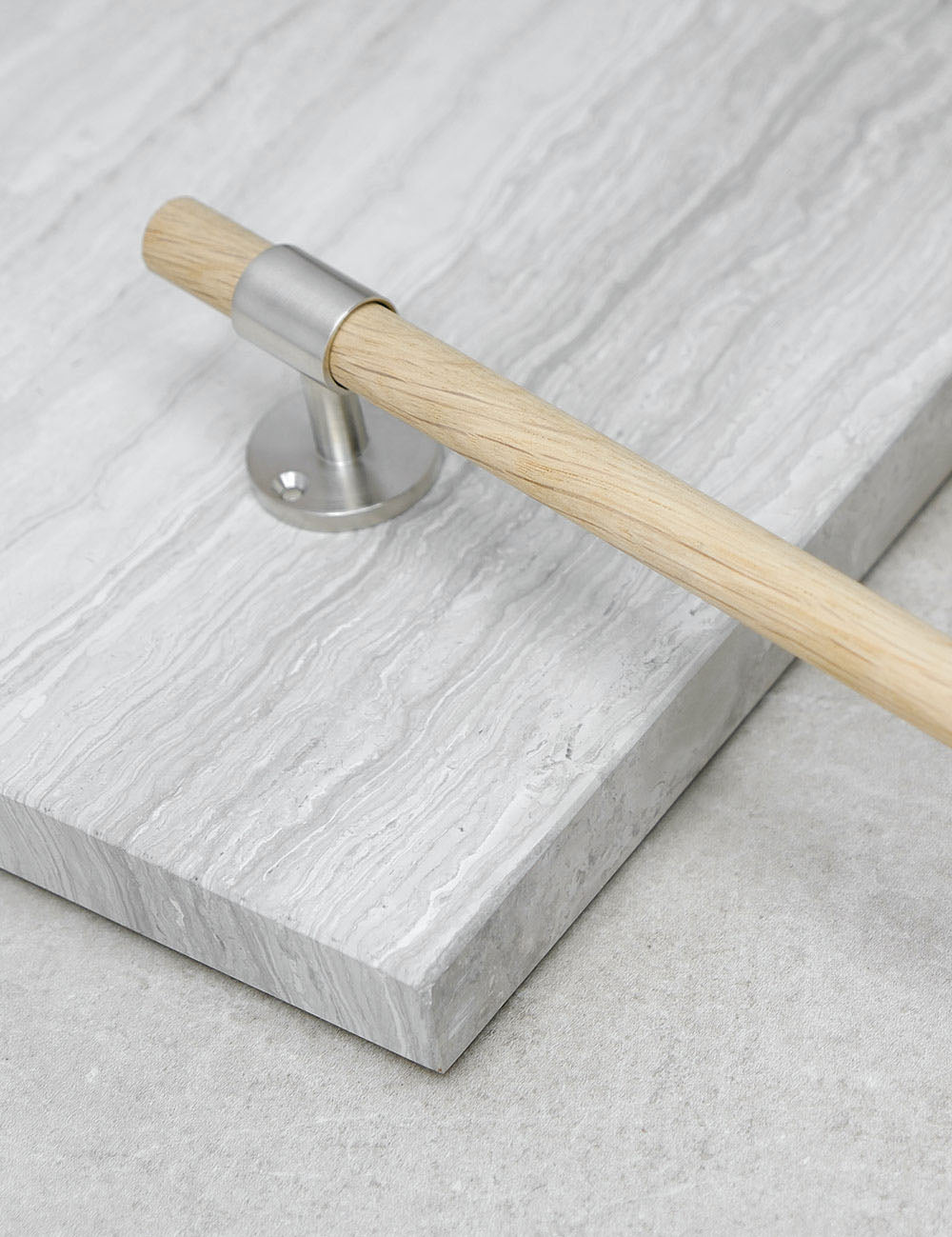 SIGNATURE 30 Tea towel bar 450 mm in Brushed Nickel/Oak. Luxury kitchen hardware made of solid brass by BRANDT Collective. 