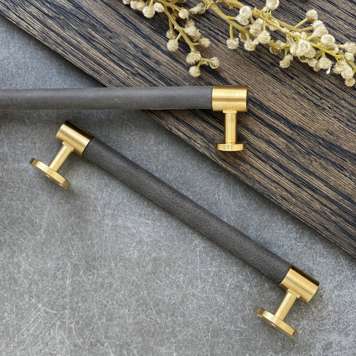 Julie BRANDT Collective hardware THE END pull bar in satin brass and a leather crossbar in dark grey