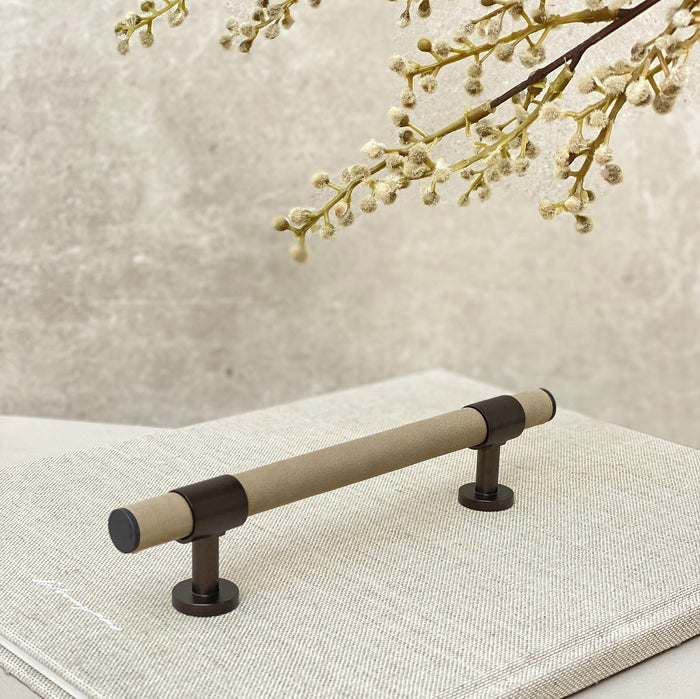Julie BRANDT Collective hardware THE SIDE pull bar handle in burnished brass with a leather crossbar in beige
