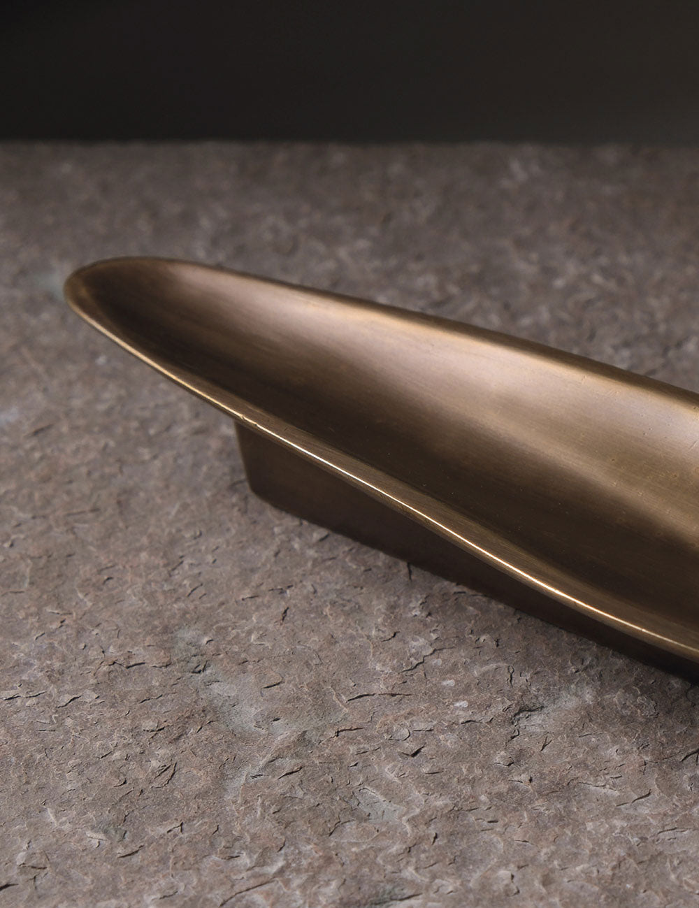 VALE pull bar 250 mm in burnished brass made of solid brass and designed by Julie Brandt for BRANDT Collective